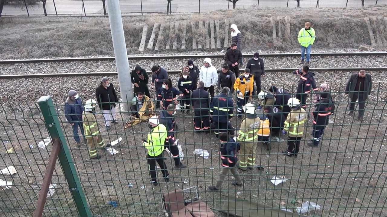 İşçi servisi şarampole devrildi: 15 yaralı